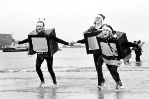 tenby boxing day swim 31 bw sm.jpg